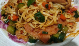 炒面条的做法视频,美味家常菜轻松做